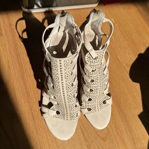 Isola Beige Leather Laser Cut Perforated Studded Gladiator Heels Size 6.5 CBHJ15